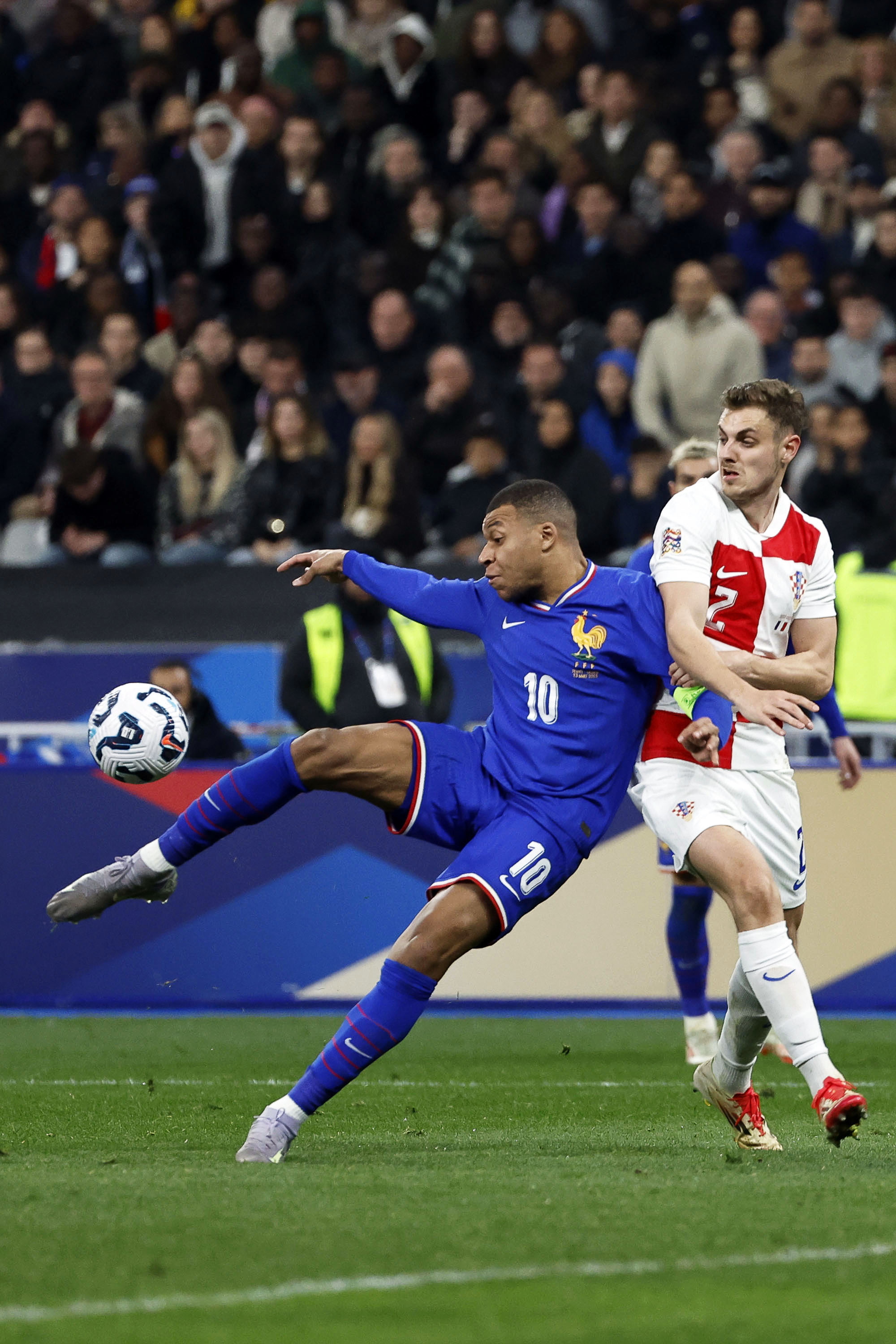 球星现身欧国联比赛,精湛技术引无数赞叹 球星现身欧国联比赛,精湛技术引无数赞叹