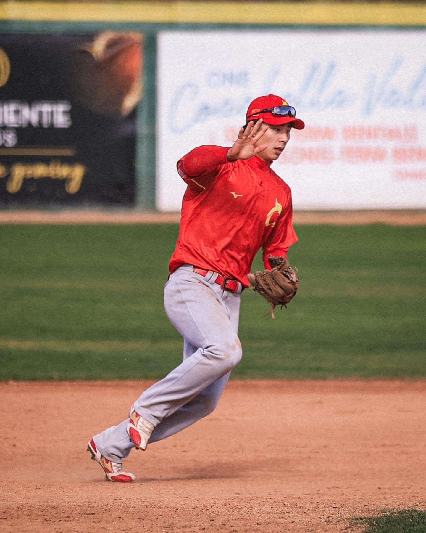 垒球比赛胜负难分，场面激烈