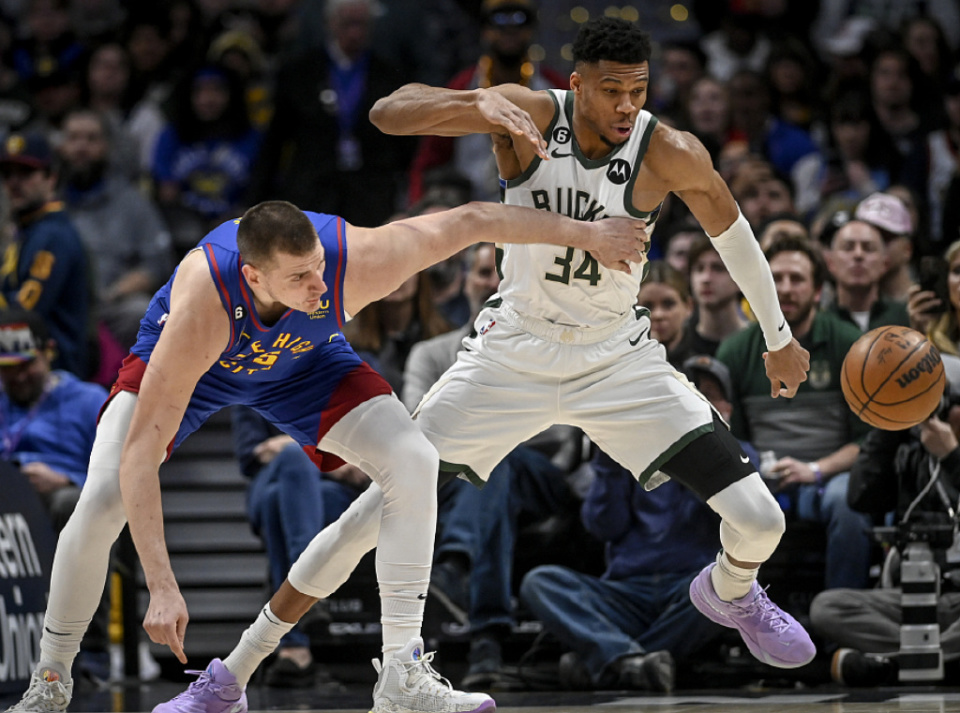 雄狮客场战胜快船,领跑西部 雄狮客场战胜快船,领跑西部