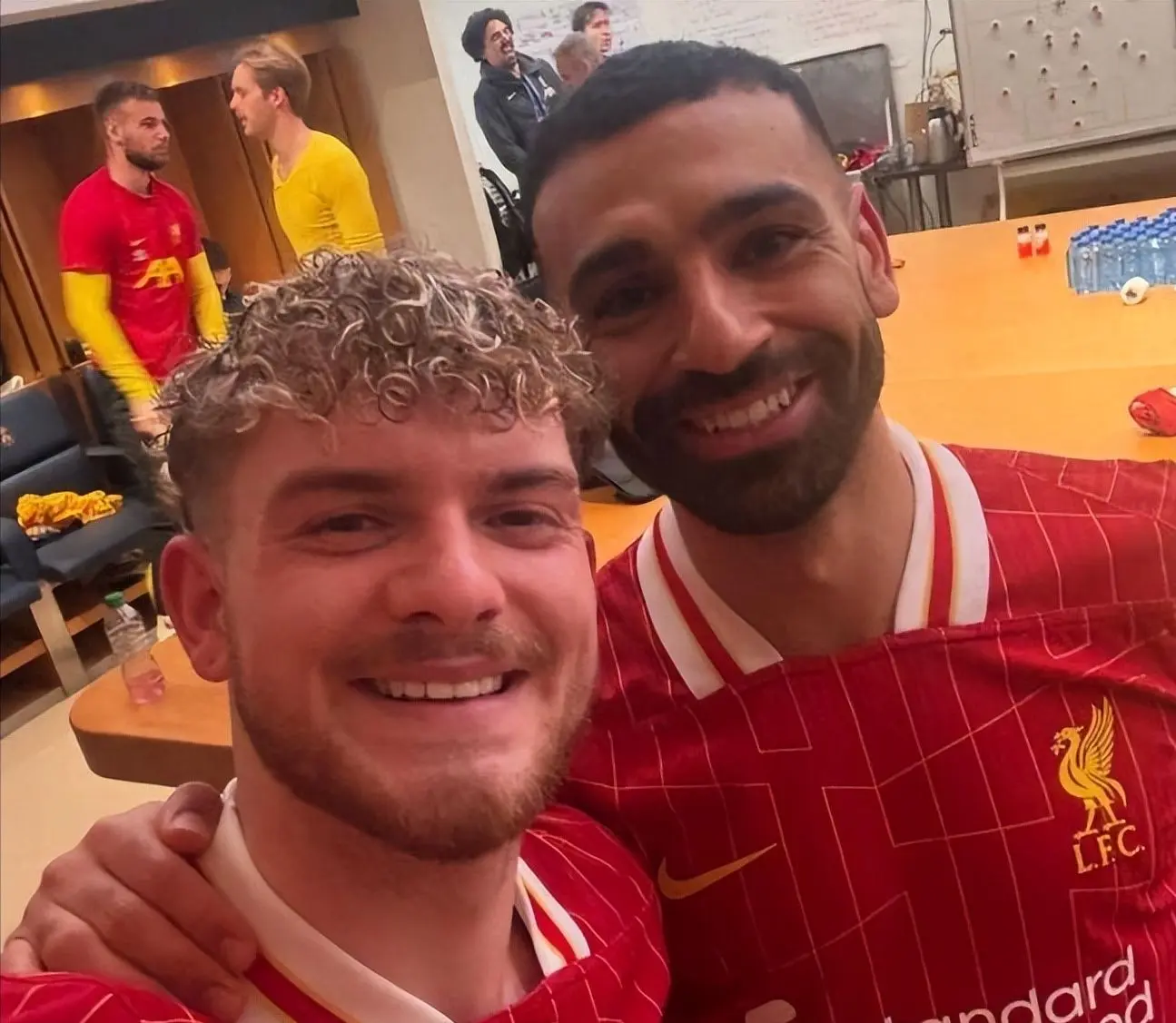 利物浦险胜日本，德利赫特高光表现