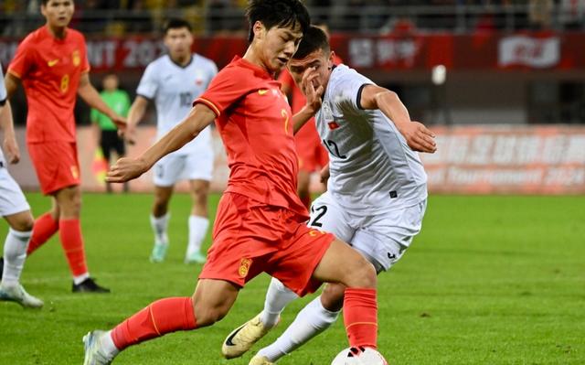 中国足球赛事中球员表现抢眼