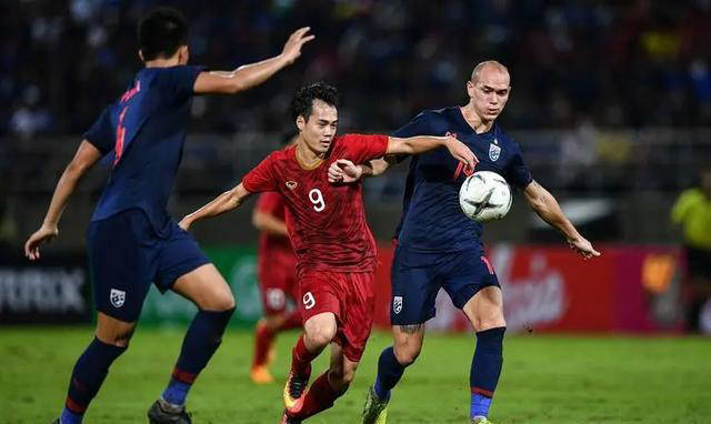 中国足球赛事中球员表现抢眼